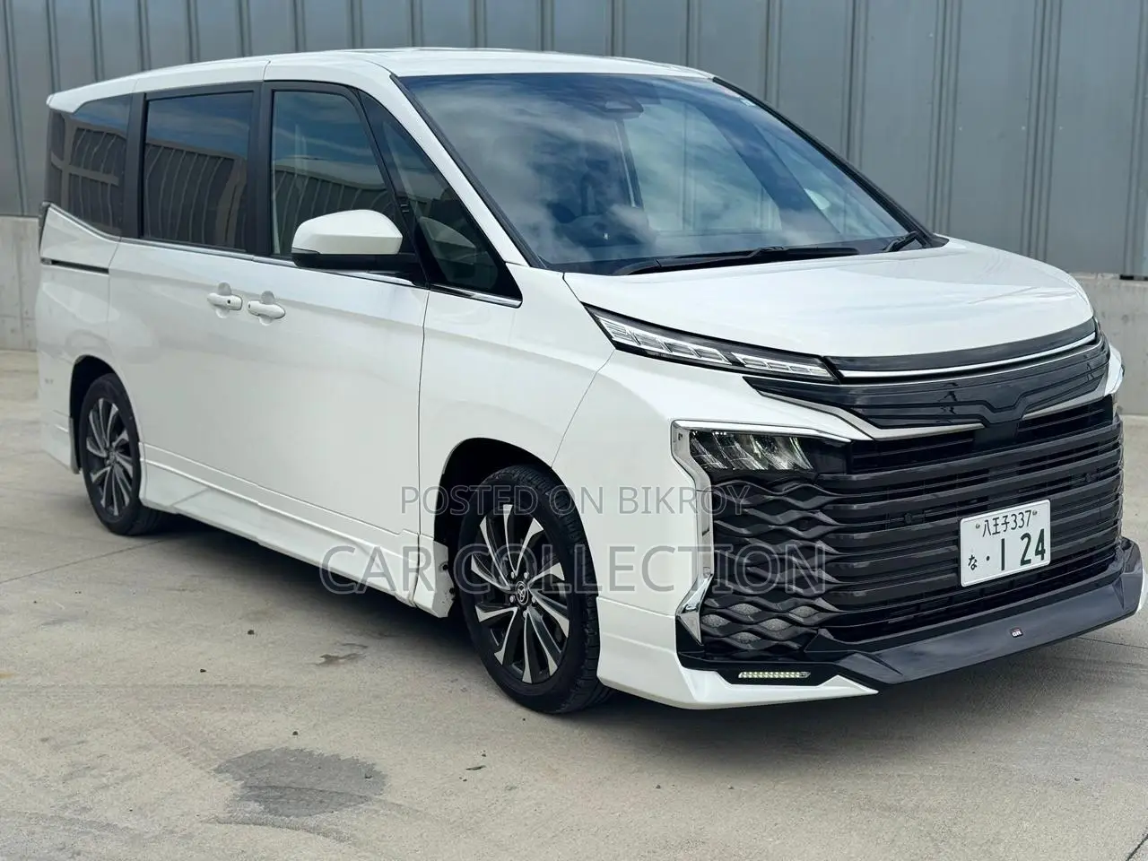 Toyota Voxy 2023 Pearl