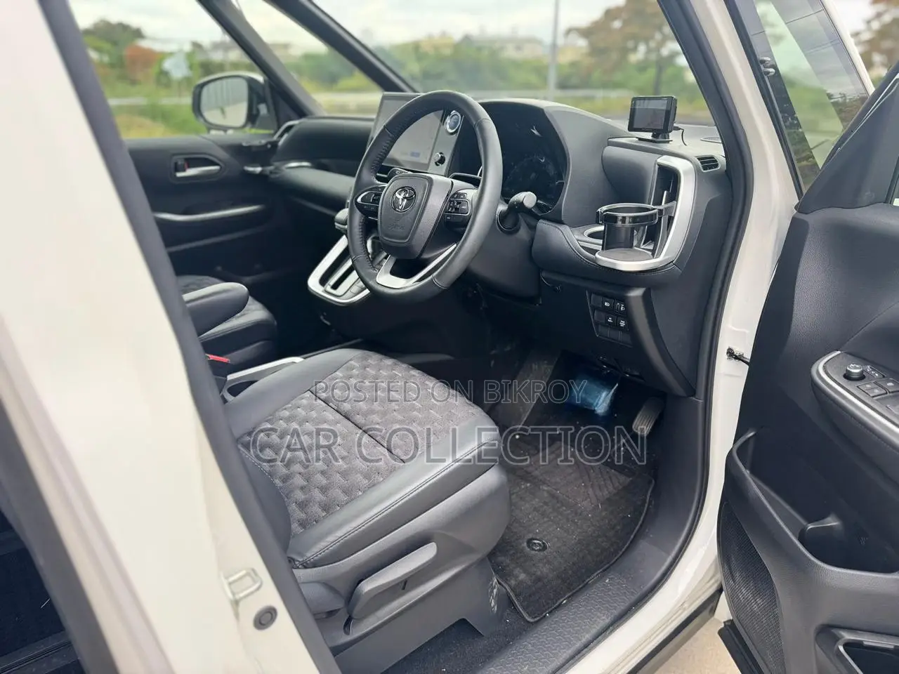 Toyota Voxy 2023 Pearl