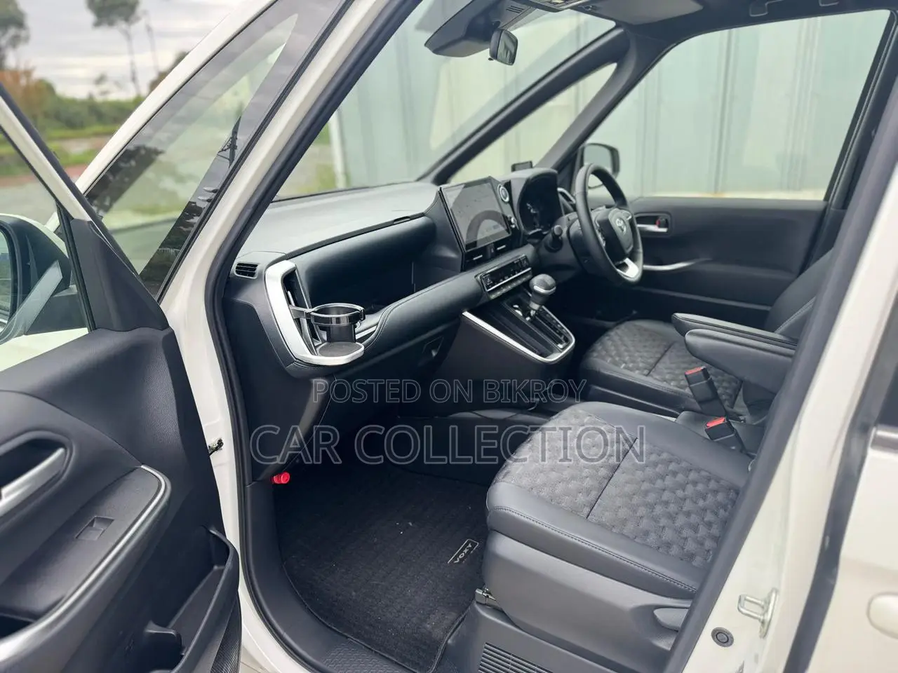 Toyota Voxy 2023 Pearl
