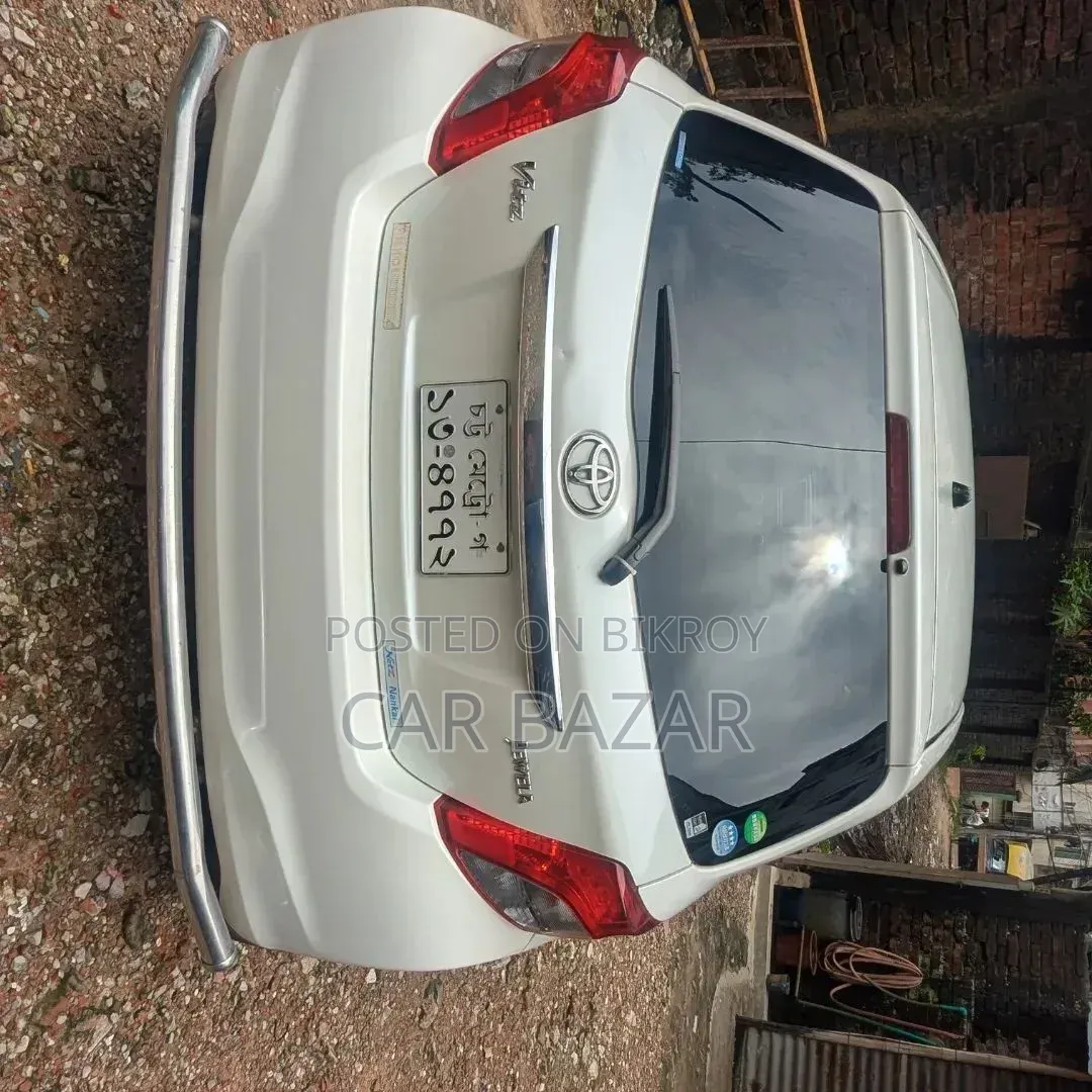 Toyota Vitz 1.3 FWD 5dr 2012 Pearl