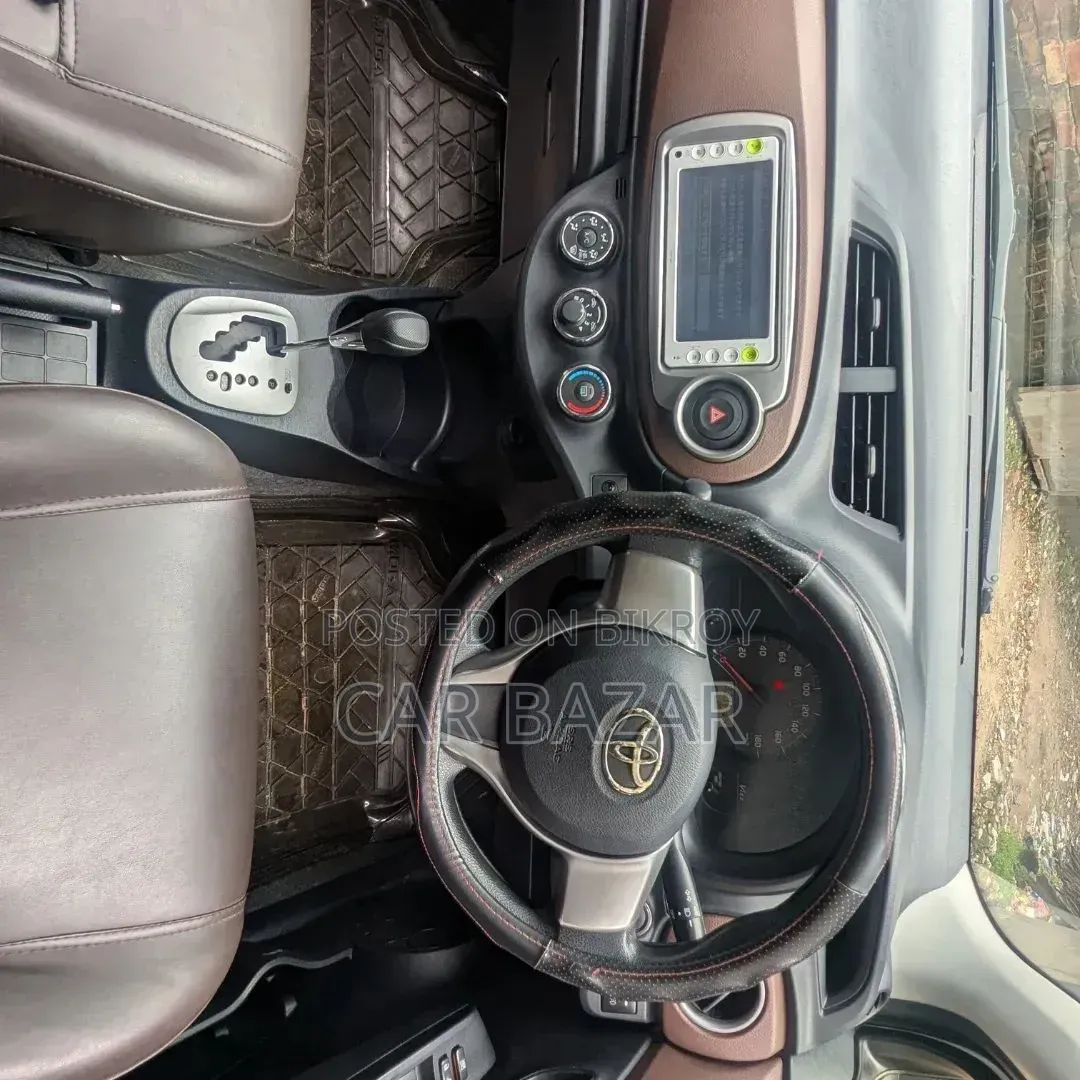 Toyota Vitz 1.3 FWD 5dr 2012 Pearl