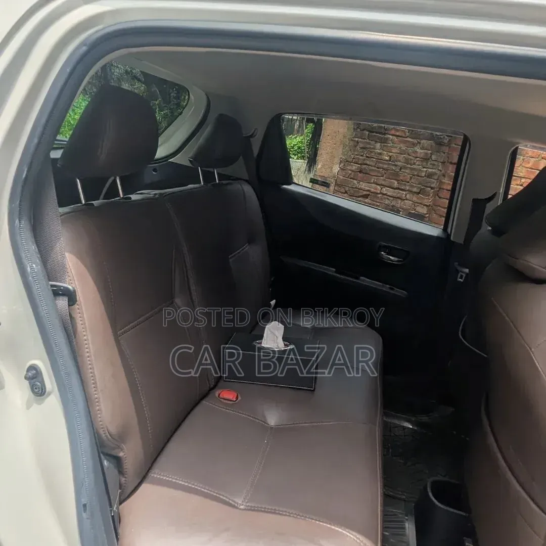 Toyota Vitz 1.3 FWD 5dr 2012 Pearl