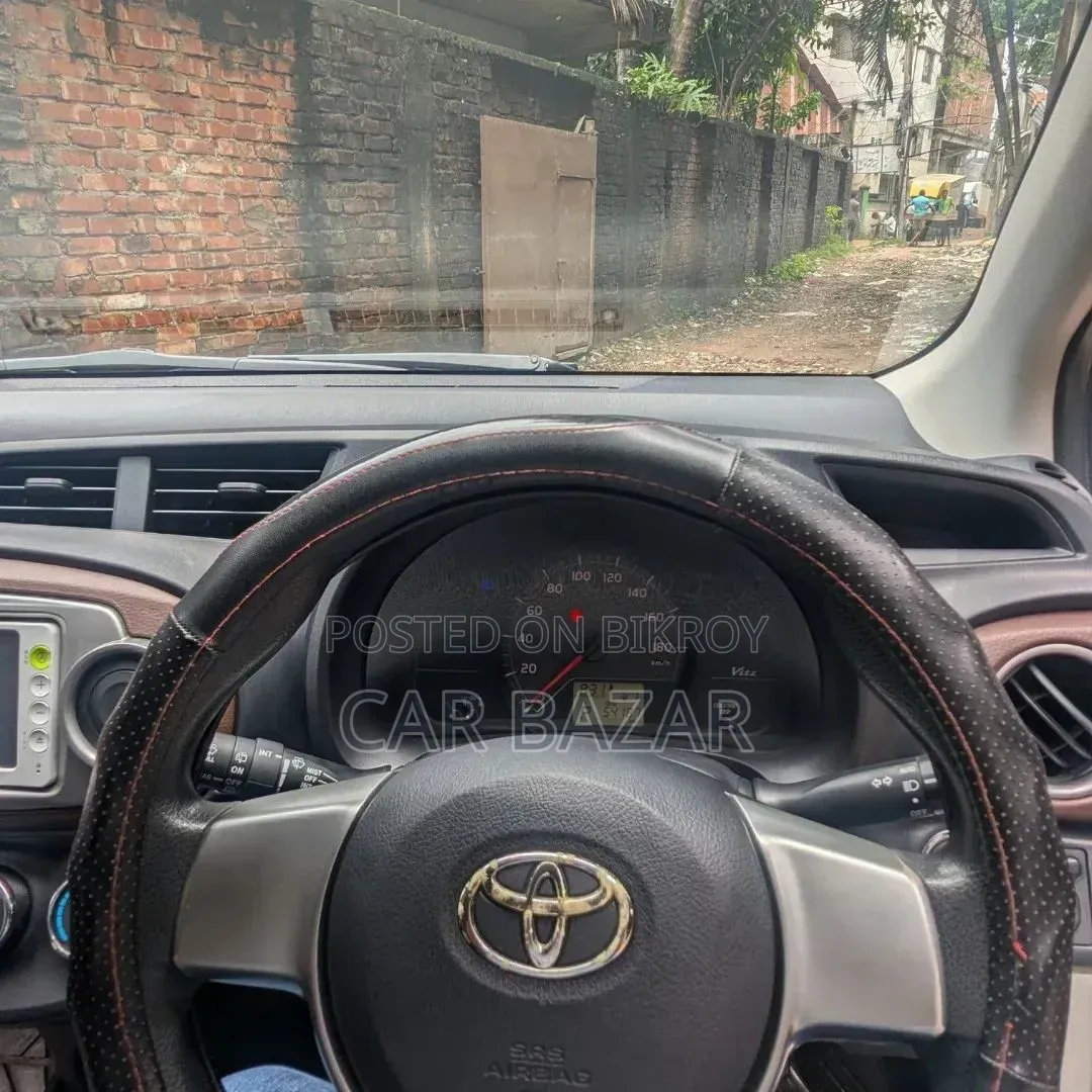 Toyota Vitz 1.3 FWD 5dr 2012 Pearl