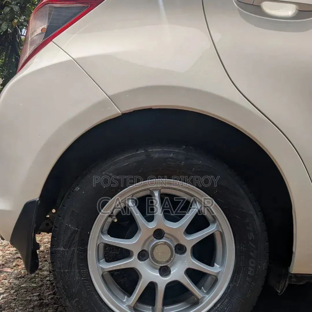 Toyota Vitz 1.3 FWD 5dr 2012 Pearl