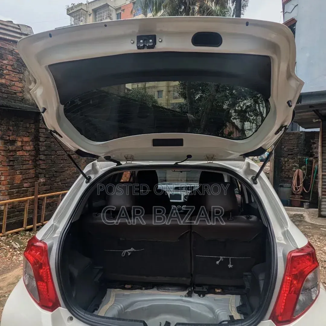 Toyota Vitz 1.3 FWD 5dr 2012 Pearl