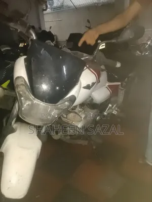 বাজাজ ভি১৫ ২০১৮ সাদা