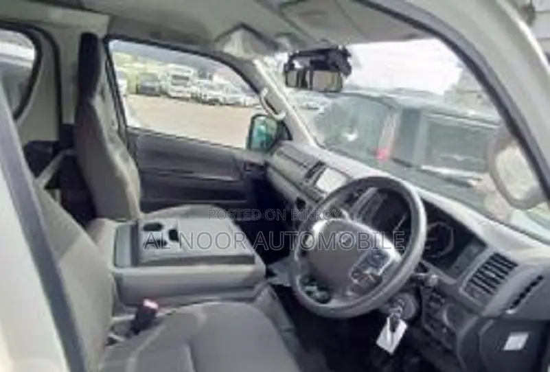 Toyota HiAce 2021 White