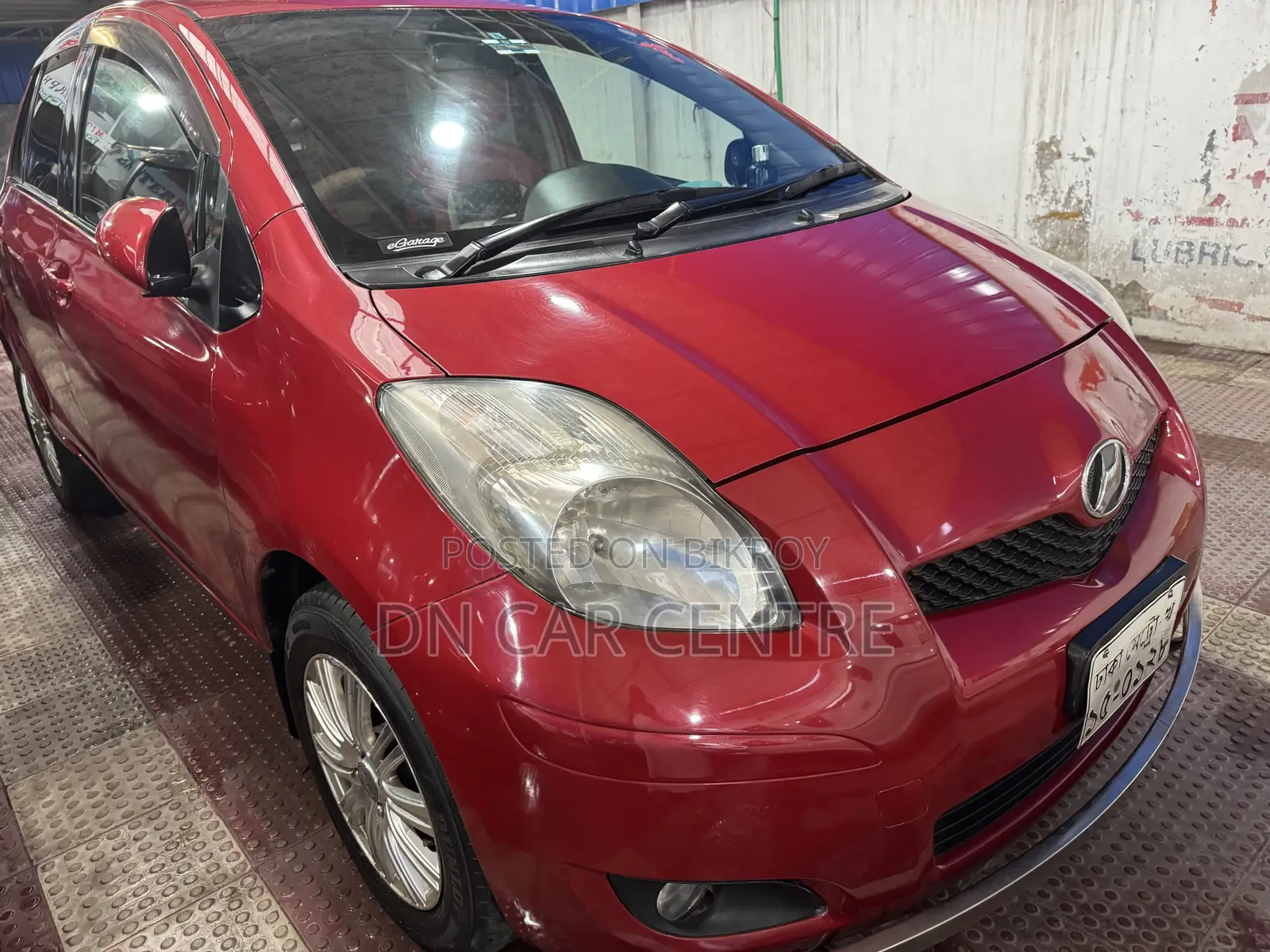 Toyota Vitz 1.3 AWD 5-door 2010 Red