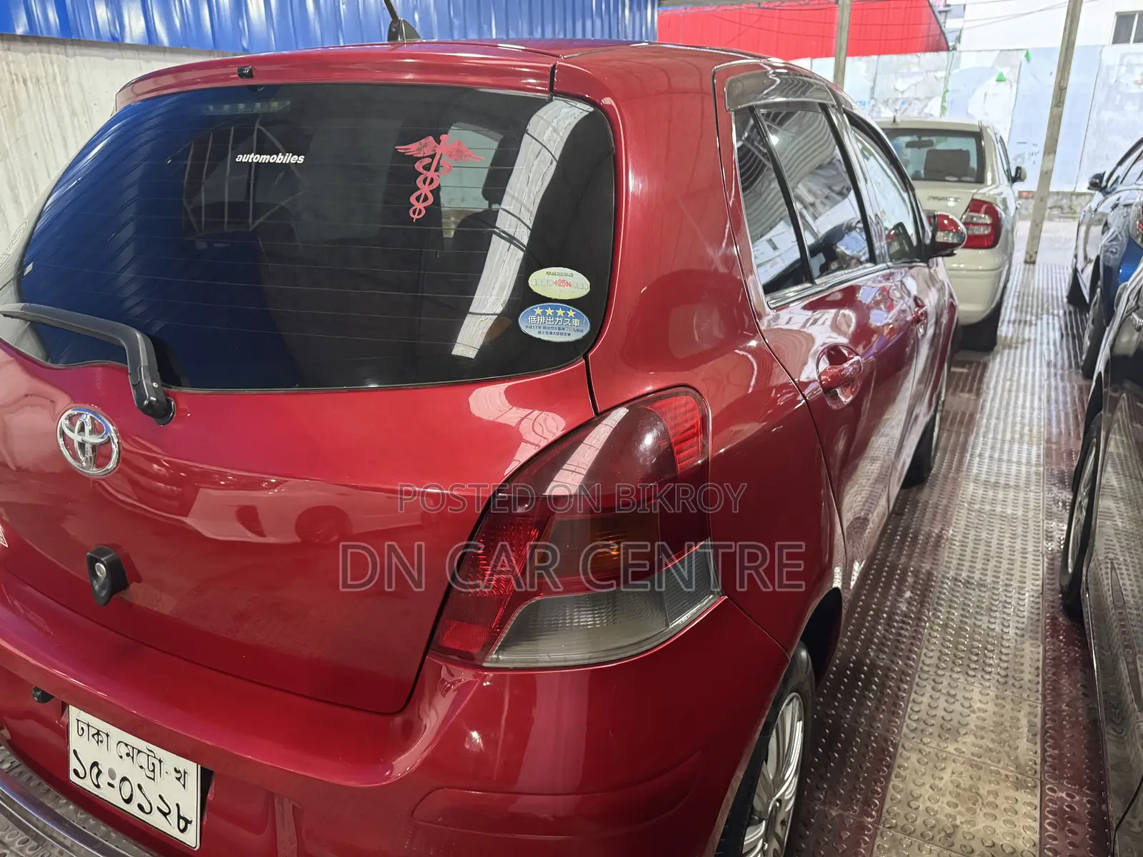 Toyota Vitz 1.3 AWD 5-door 2010 Red