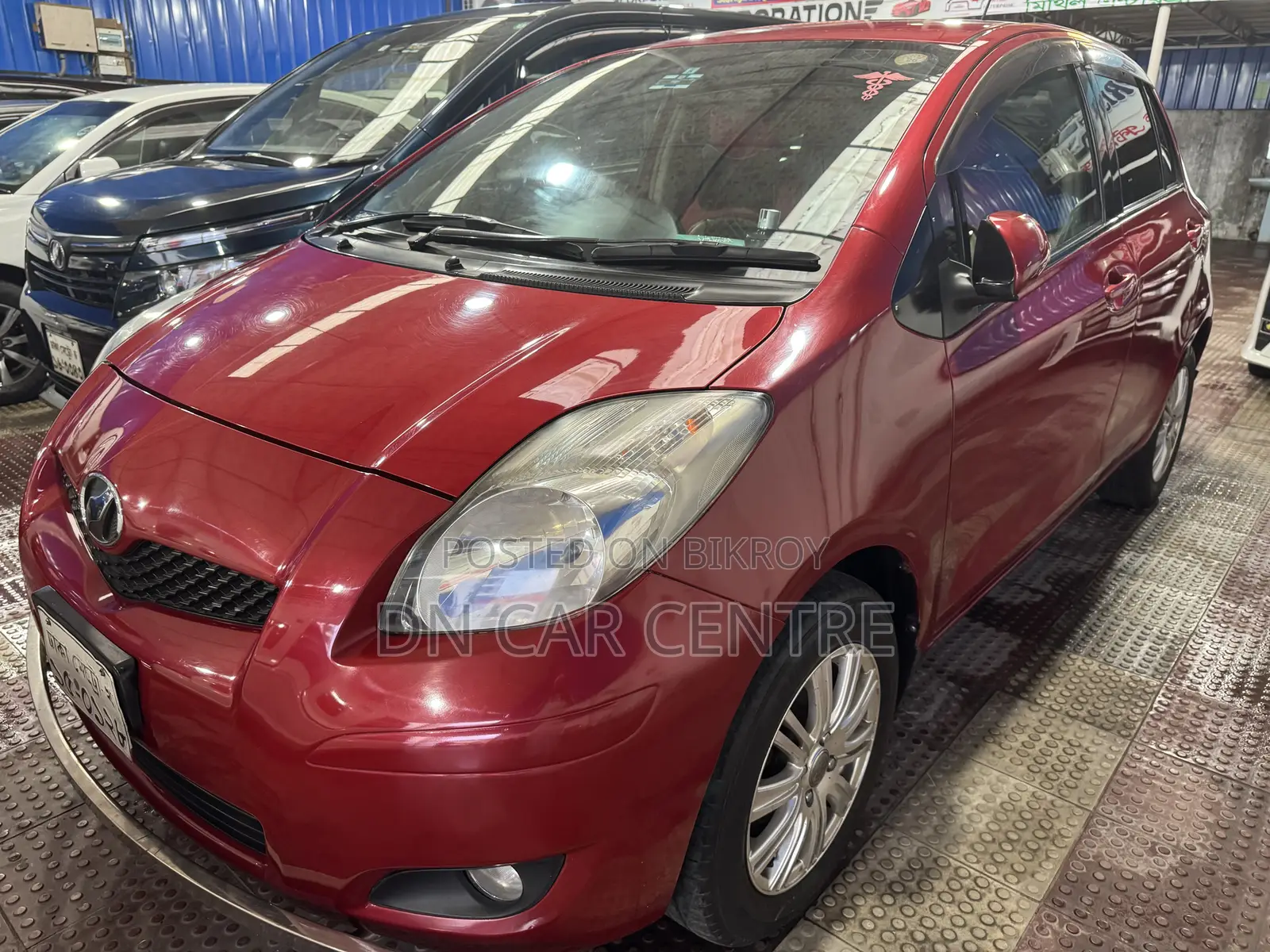 Toyota Vitz 1.3 AWD 5-door 2010 Red