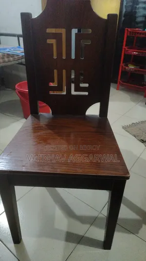 কাঠের চেয়ার