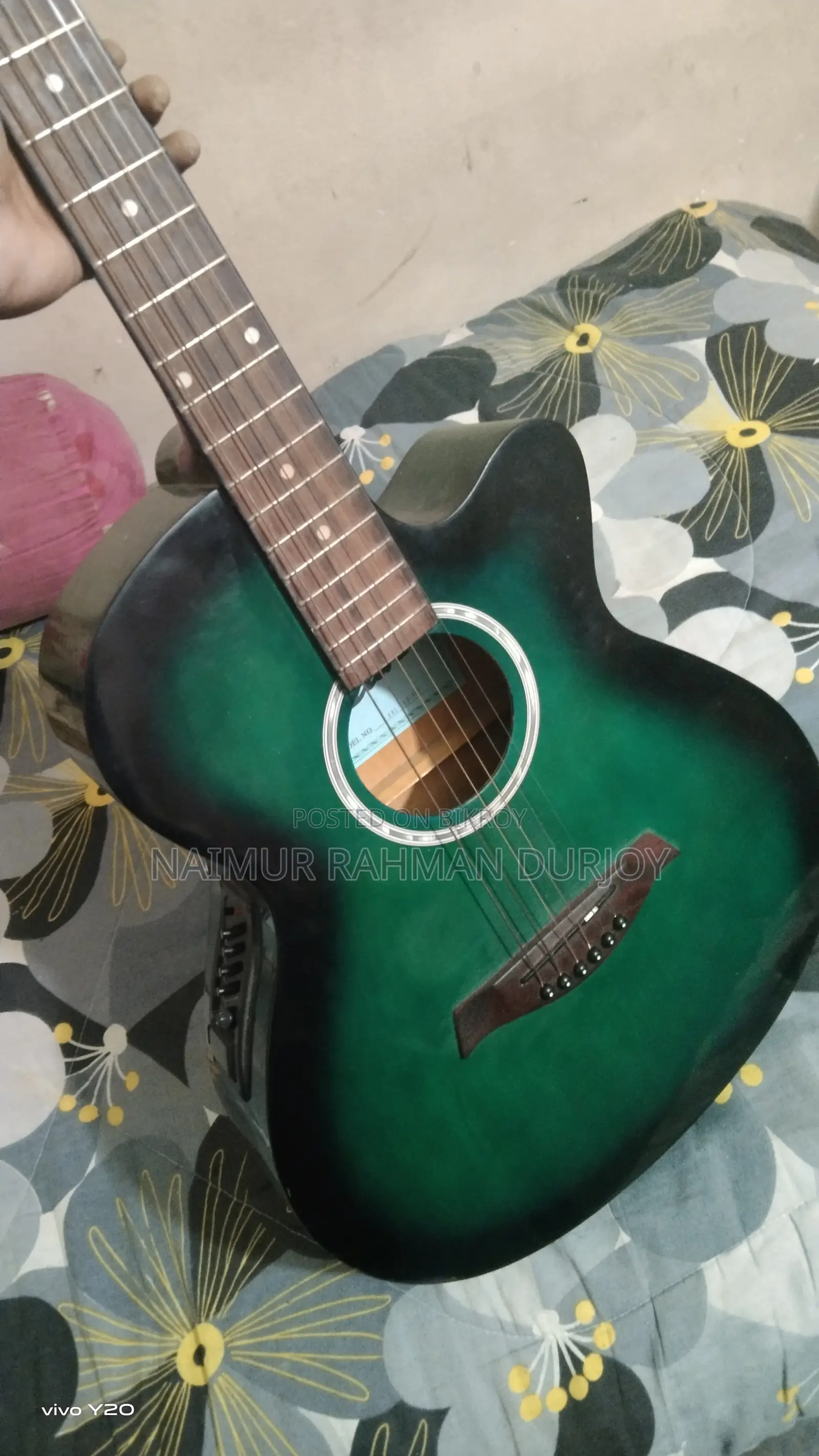 Ocian Acoustic Guitar Included: 1 Capo, 1 Bag.