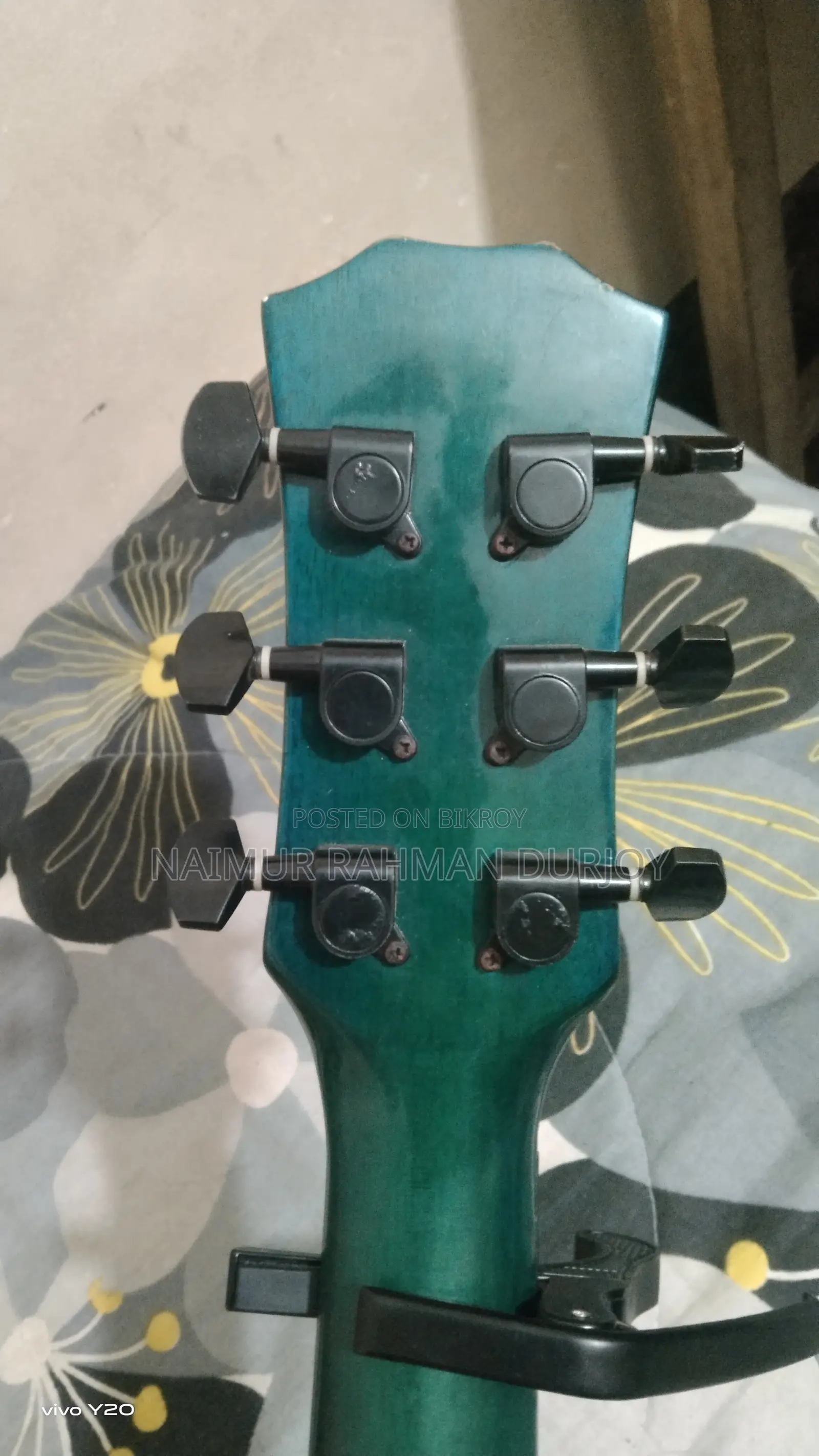 Ocian Acoustic Guitar Included: 1 Capo, 1 Bag.