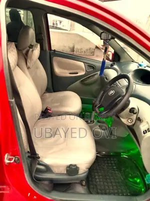 Toyota Vitz 2000 Red