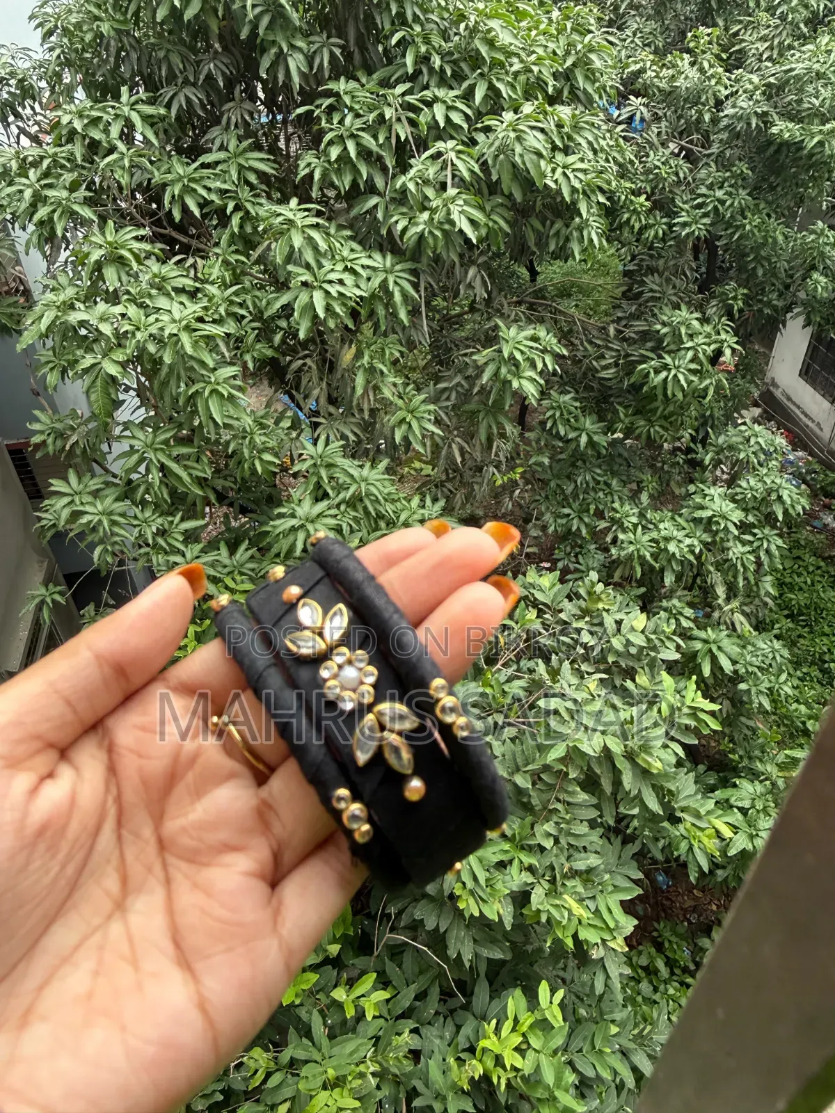 কালো হাতে তৈরি চুড়ি