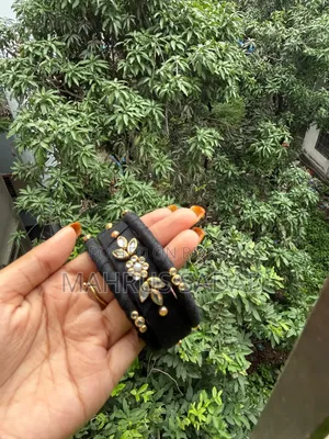 কালো হাতে তৈরি চুড়ি