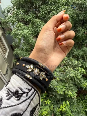 কালো হাতে তৈরি চুড়ি