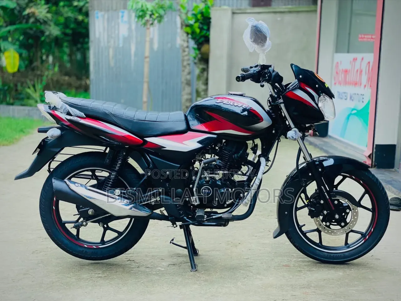 বাজাজ ডিসকভার ১২৫ ২০২৫ ব্ল্যাক