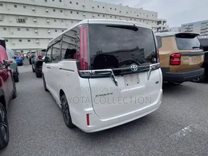 Toyota Esquire 2021 Pearl