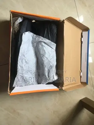 সম্পূর্ণ নতুন অব্যবহৃত স্নিকার্স