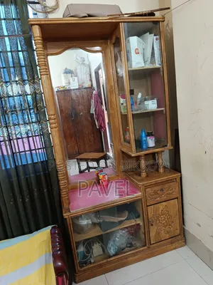 ড্রেসিং টেবিলটি বিক্রি হবে