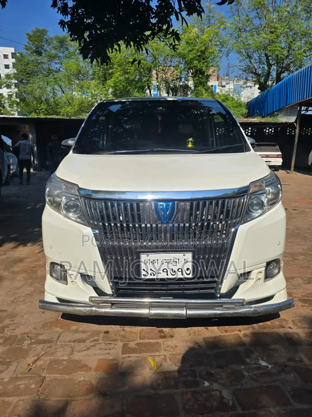 টয়োটা এসকায়ার ১.৮ এফডব্লিউডি হাইব্রিড (৭ সিটার) ২০১৪ সাদা