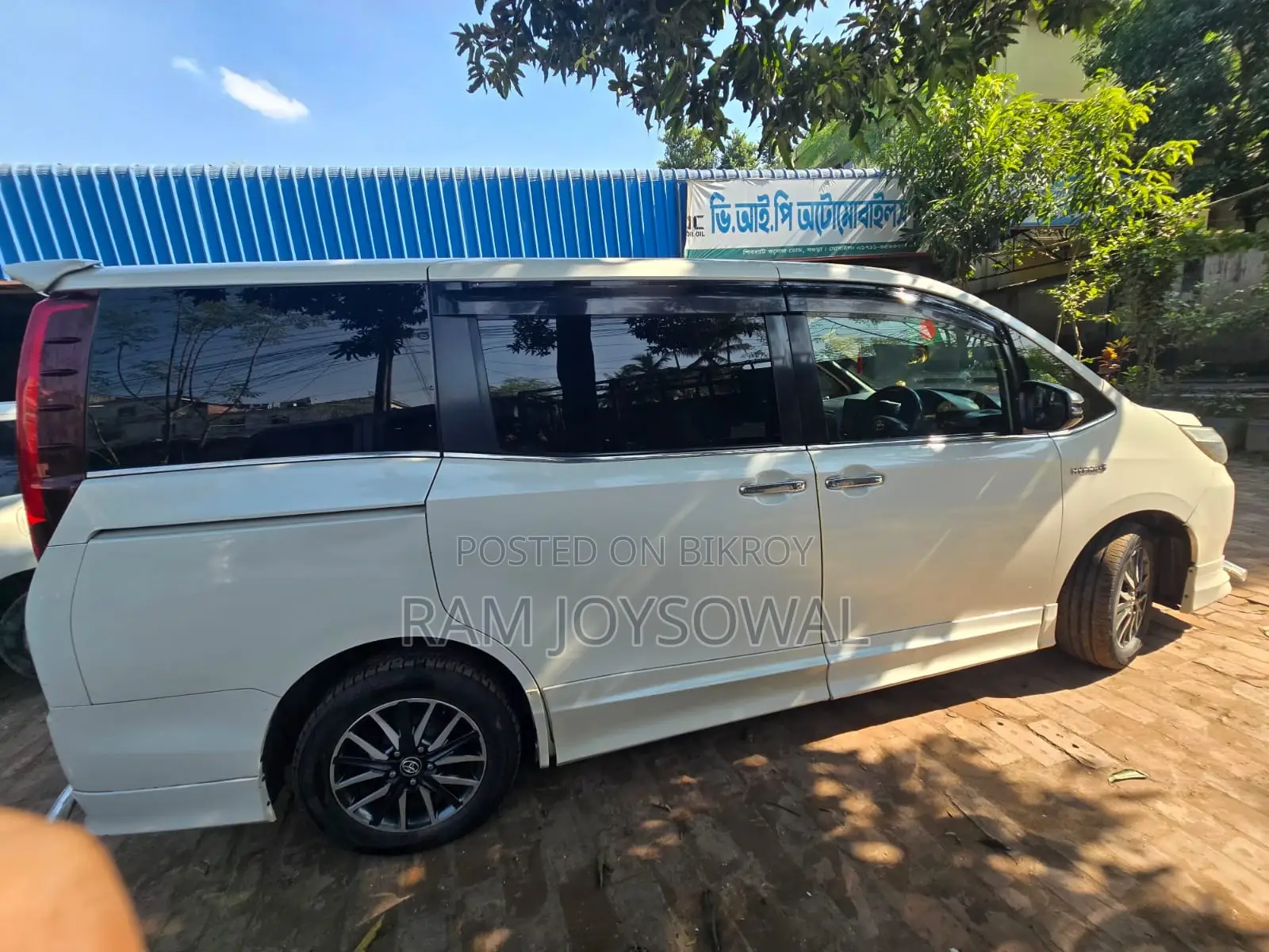 টয়োটা এসকায়ার ১.৮ এফডব্লিউডি হাইব্রিড (৭ সিটার) ২০১৪ সাদা