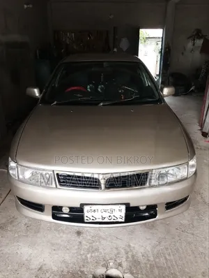 Mitsubishi Lancer 2000 Gold