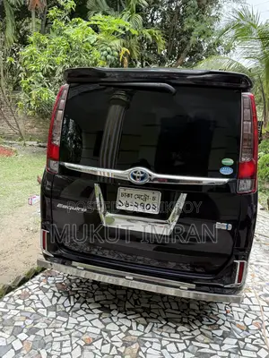 Toyota Noah 1.8 FWD Hybrid (7 Seater) 2015