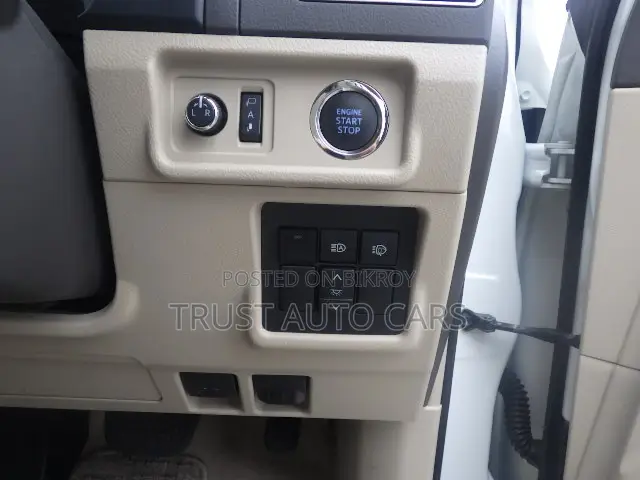 টয়োটা ল্যান্ড ক্রুজার প্রাডো ২০২২ সাদা