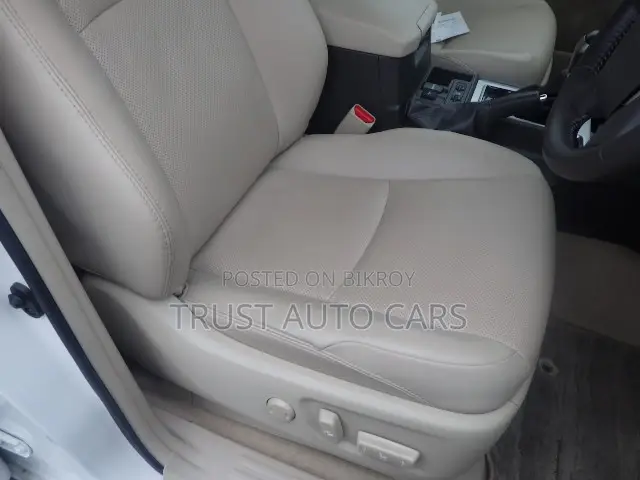 টয়োটা ল্যান্ড ক্রুজার প্রাডো ২০২২ সাদা