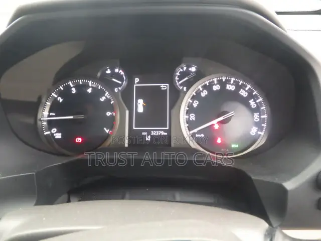 টয়োটা ল্যান্ড ক্রুজার প্রাডো ২০২২ সাদা