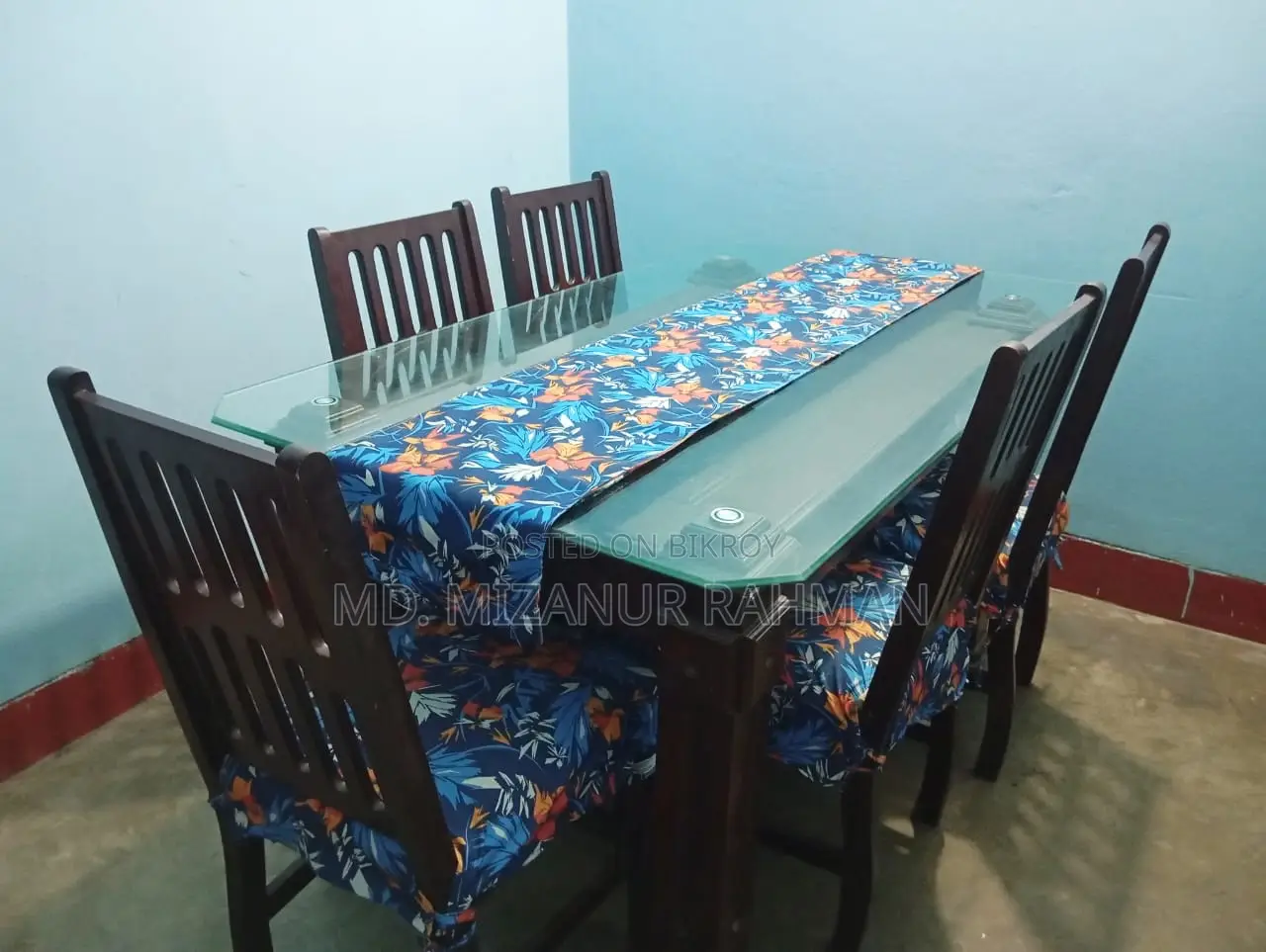 ছয়টি চেয়ারসহ ডাইনিং টেবিল