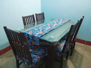 ছয়টি চেয়ারসহ ডাইনিং টেবিল