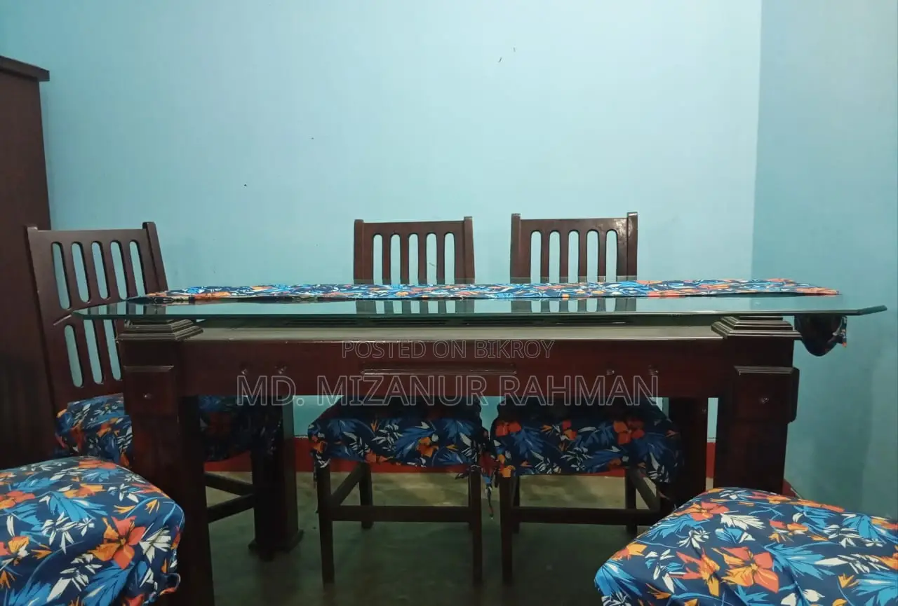 ছয়টি চেয়ারসহ ডাইনিং টেবিল