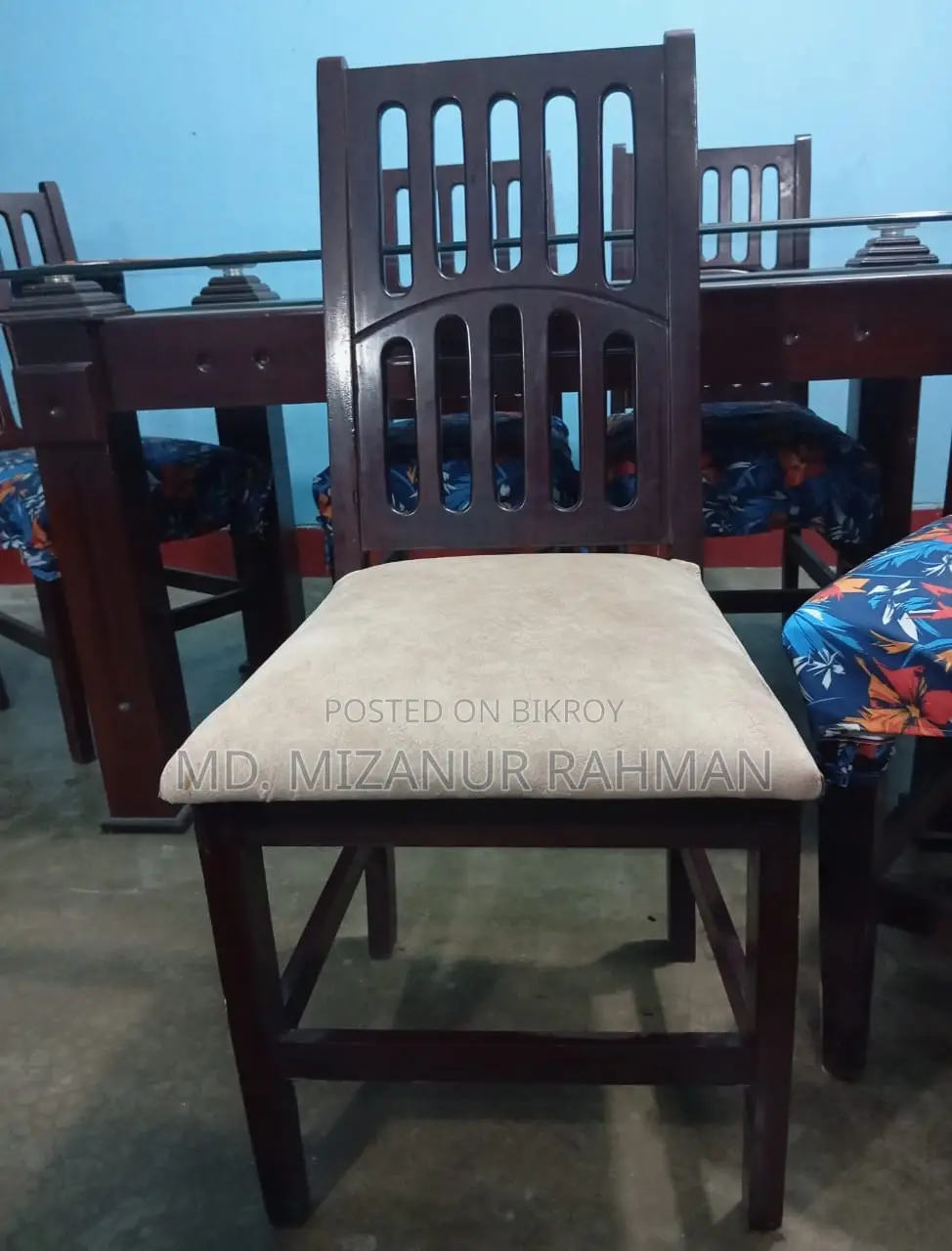 ছয়টি চেয়ারসহ ডাইনিং টেবিল