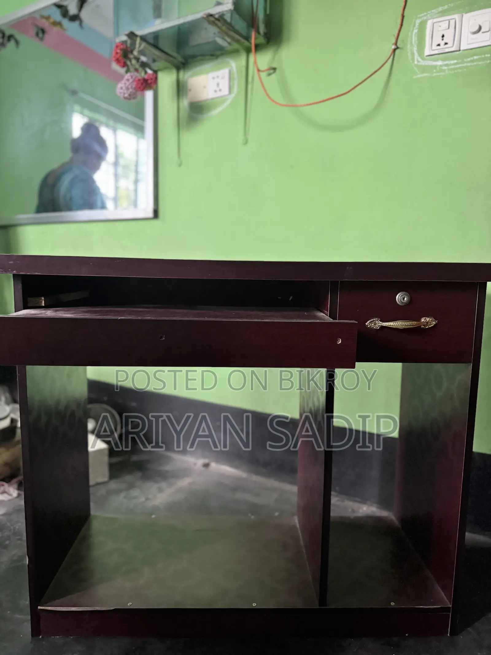 Stylish Wooden Computer Table/Office Desk – Brand New, Good Condition