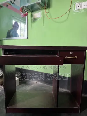 Stylish Wooden Computer Table/Office Desk – Brand New, Good Condition
