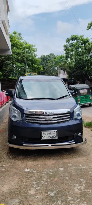 Toyota Noah 2013 Gray