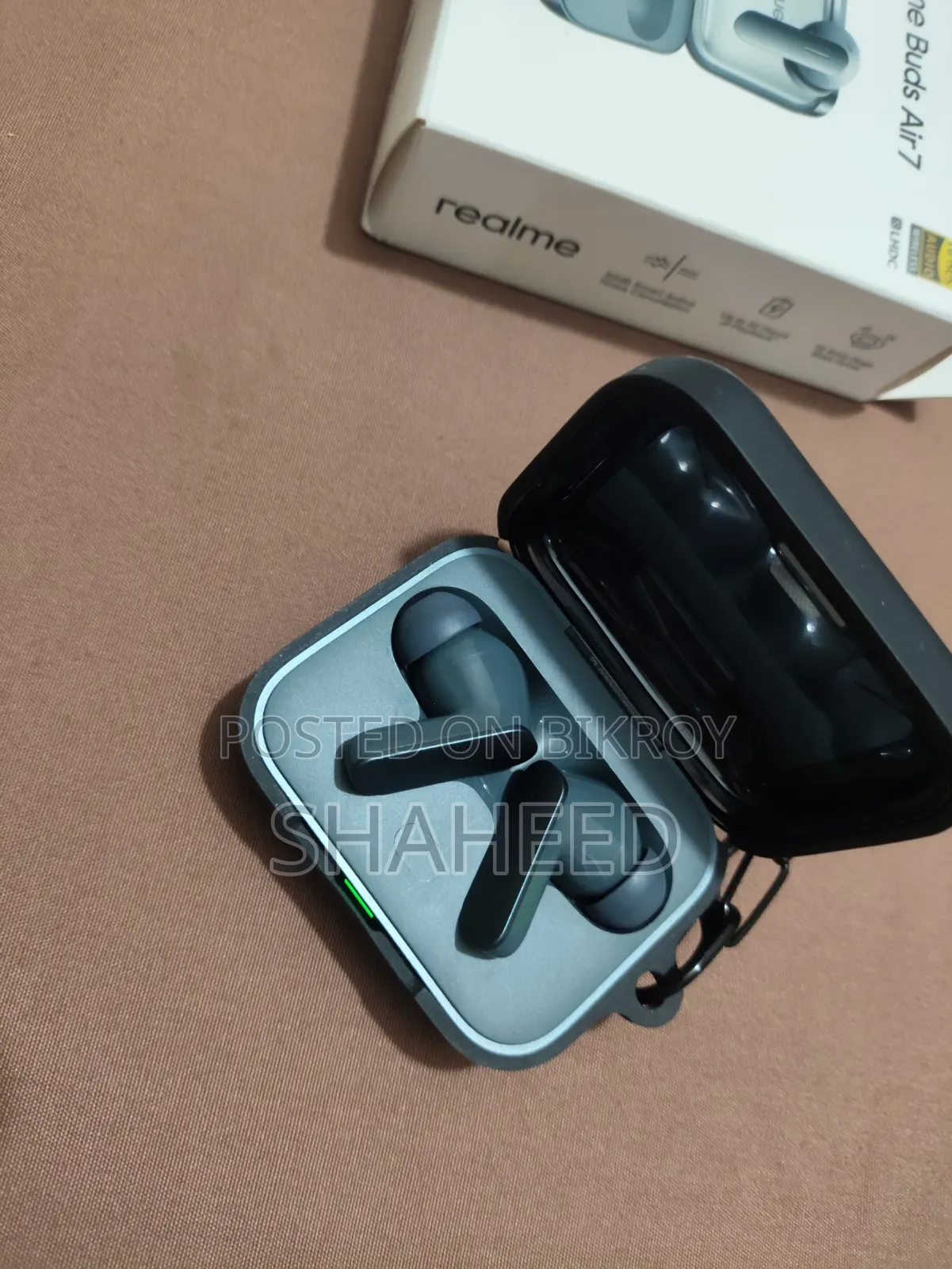 Realme Buds Air 7. Look Like New.