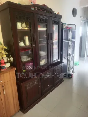 একটি শোকেস বিক্রয