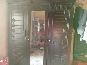 পারটেক্স কালো রঙের ওয়ারড্রোব বা আলমারি (ক্লোজেট)।