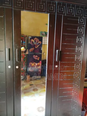 পারটেক্স কালো রঙের ওয়ারড্রোব বা আলমারি (ক্লোজেট)।