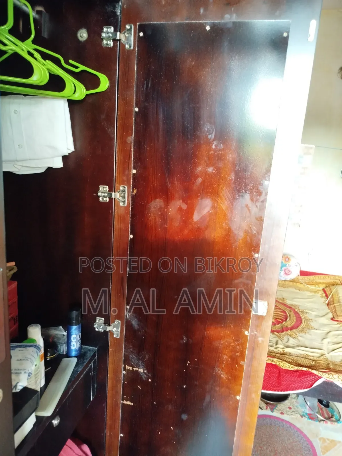 পারটেক্স কালো রঙের ওয়ারড্রোব বা আলমারি (ক্লোজেট)।