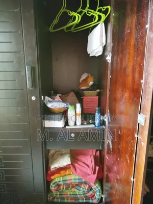 পারটেক্স কালো রঙের ওয়ারড্রোব বা আলমারি (ক্লোজেট)।