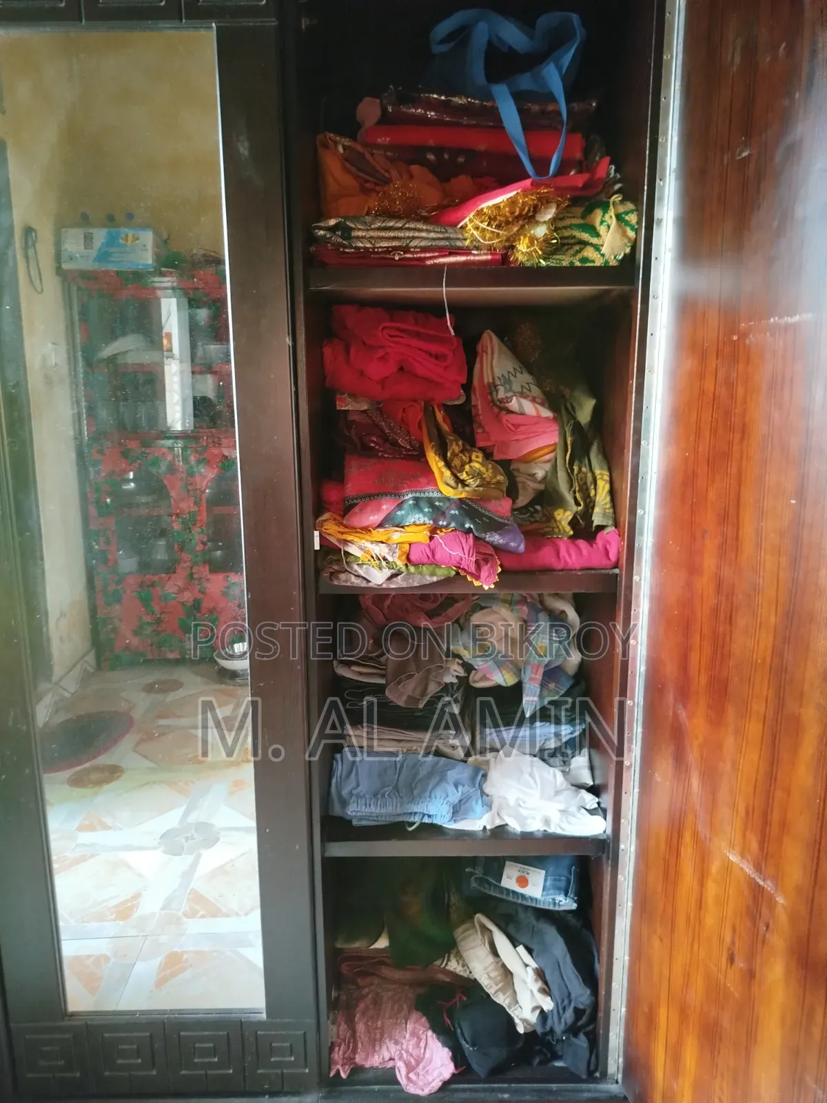 পারটেক্স কালো রঙের ওয়ারড্রোব বা আলমারি (ক্লোজেট)।