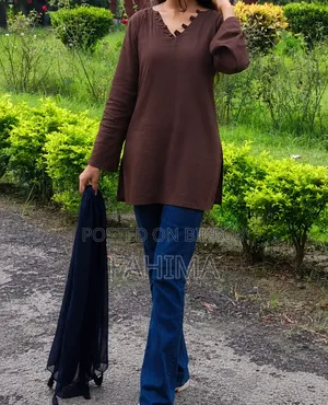 মৃত্তিকা নিয়ে এলো। একটি ক্লাসিক ব্রাউন কুর্তি যা আপনার সাজে আনবে মিনিমাল আভা।