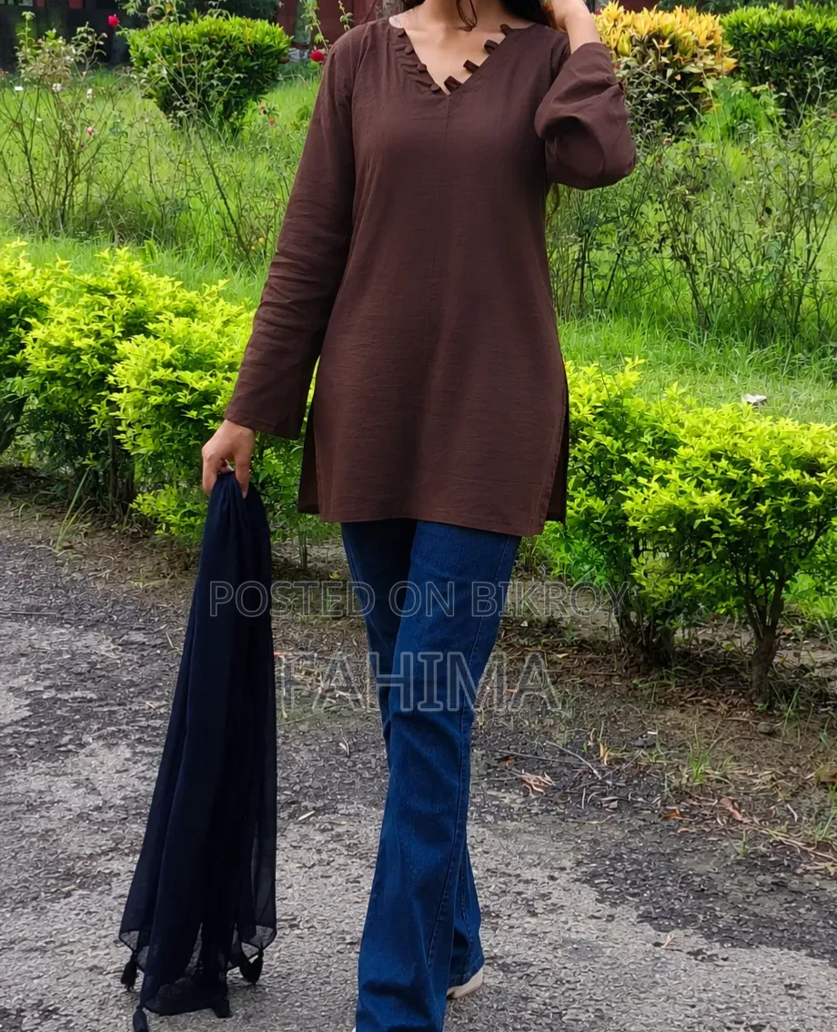 মৃত্তিকা নিয়ে এলো। একটি ক্লাসিক ব্রাউন কুর্তি যা আপনার সাজে আনবে মিনিমাল আভা।