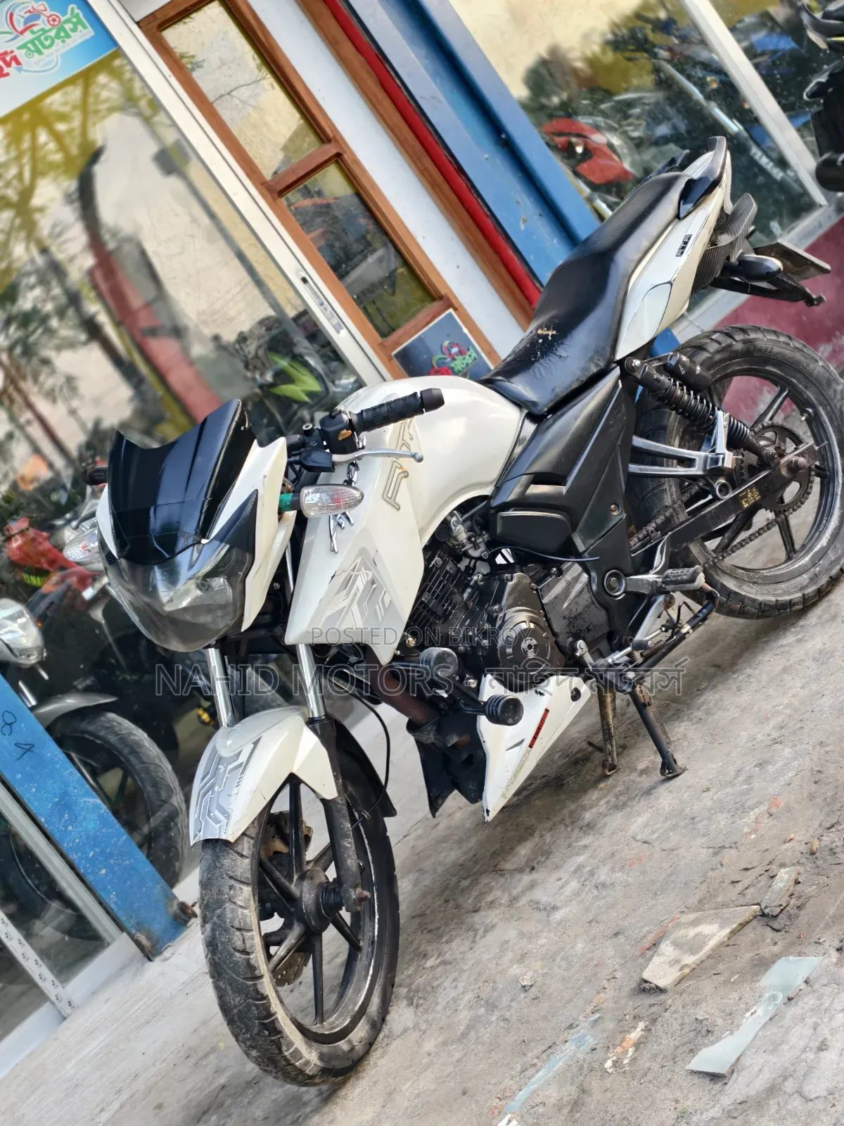 টিভিএস অ্যাপাচি আরটিআর ১৬০ ২ভি ২০১৫ সাদা