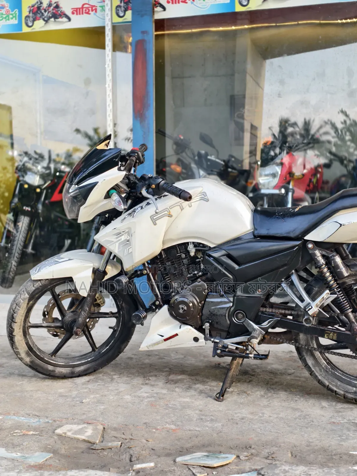 টিভিএস অ্যাপাচি আরটিআর ১৬০ ২ভি ২০১৫ সাদা